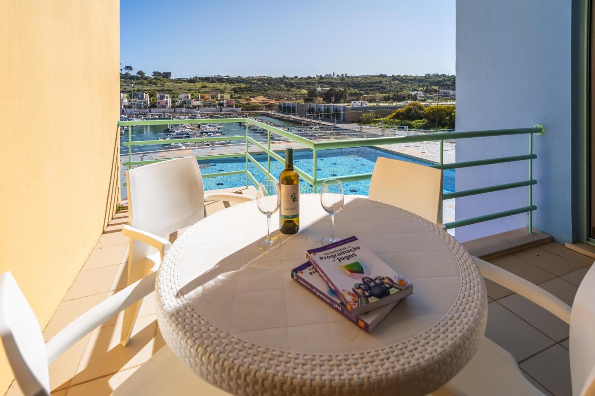 Marina Breeze Apartment With Pool - 900M From The Beach Albufeira Dış mekan fotoğraf